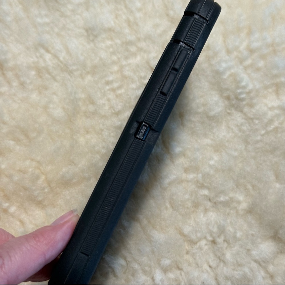OtterBox Rugged Black Case with Clip - Picture 7 of 12